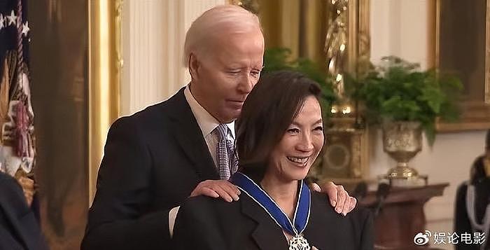 尴尬！杨紫琼被授予美国总统自由勋章，拜登叫错其英文名 - 2