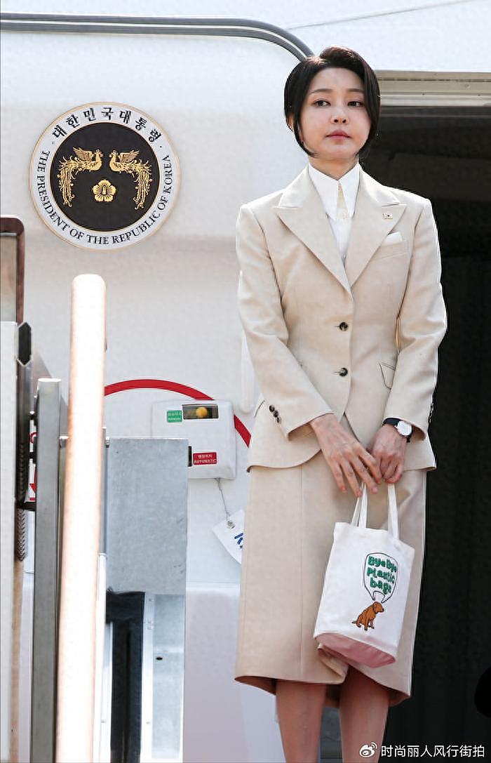 韩国第一夫人今年首次出国访问！一身米色套装好美，脸又嫩了很多 - 1