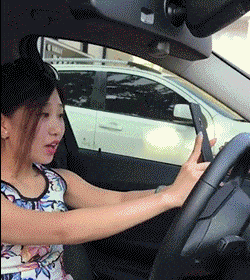 搞笑GIF趣图：幸好我慢了一步，要不然坐上你的车就跟上了贼船一样 - 1