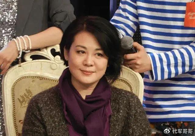 她一婚嫁演员石凉，二婚带儿子嫁导演萧峰，如今62岁婚姻很幸福 - 13