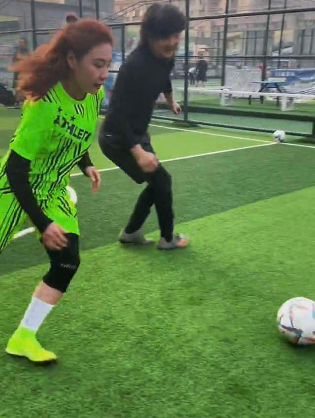 45岁王大治罕晒近况，与女足教练一起踢球，累到气喘吁吁白发抢镜 - 5