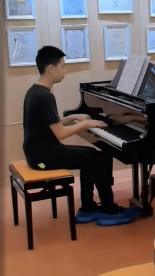 林永健12岁儿子变长腿帅哥，五官与爸爸如复制，钢琴早过英皇八级 - 8