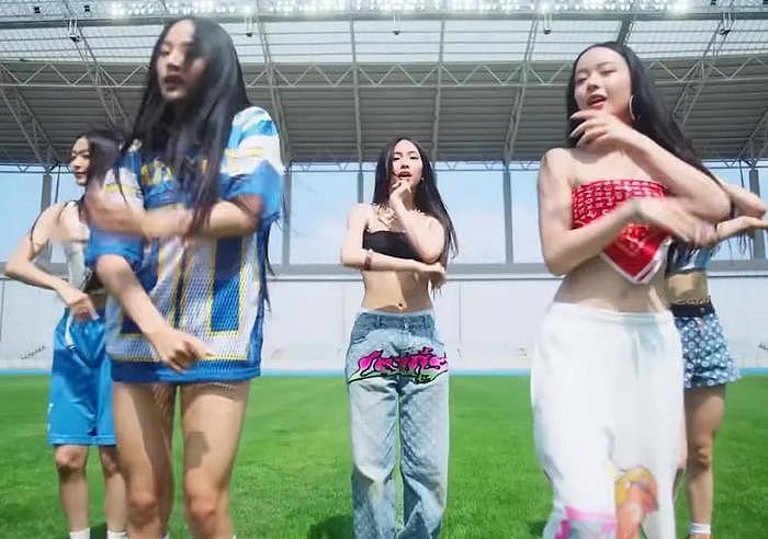 韩国女团造型又惹争议，让未成年人穿透明裙子，一上台根本遮不住 - 9