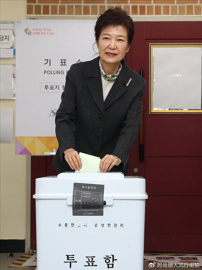 71岁朴槿惠最新亮相！小西装配印花丝巾好精致，脸上没啥皱纹很嫩 - 8