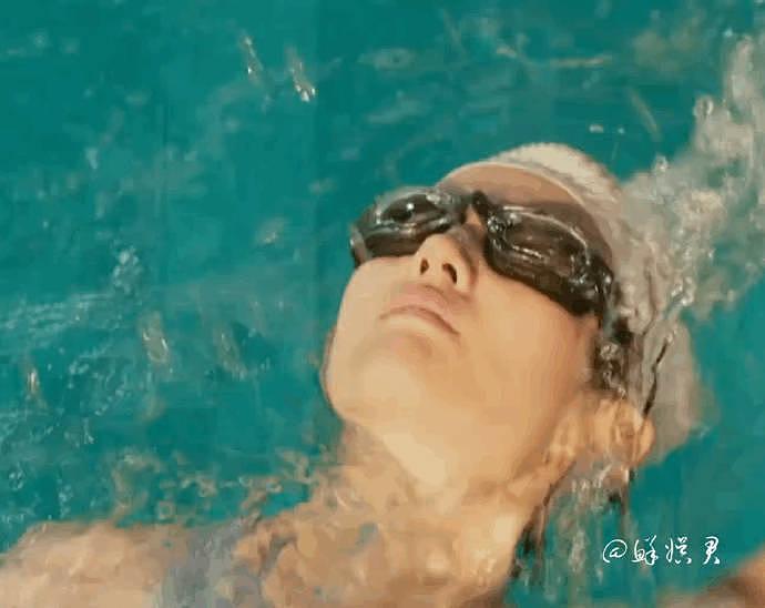 刘亦菲泳池戏拍的很好，不是很瘦才叫美，这是健康大气的美，很像运动员游泳！ - 1
