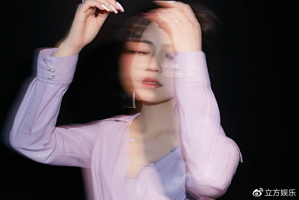 陈妍希穿紫色礼服端庄大气 流光溢彩释放浪漫气息 - 9