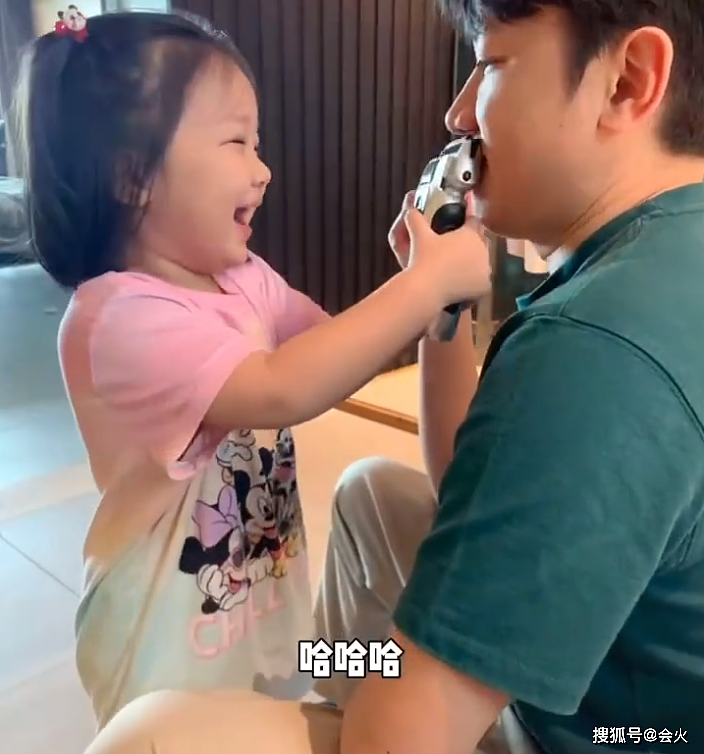 王祖蓝女儿给他剃胡子，拿剃须刀往爸爸嘴上怼，2岁Gabby脸颊肉嘟嘟 - 2