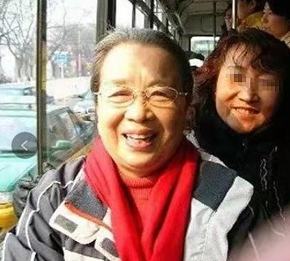 容嬷嬷李明启坐公交被拍，85岁独自去买面包，和网友互动没架子 - 4