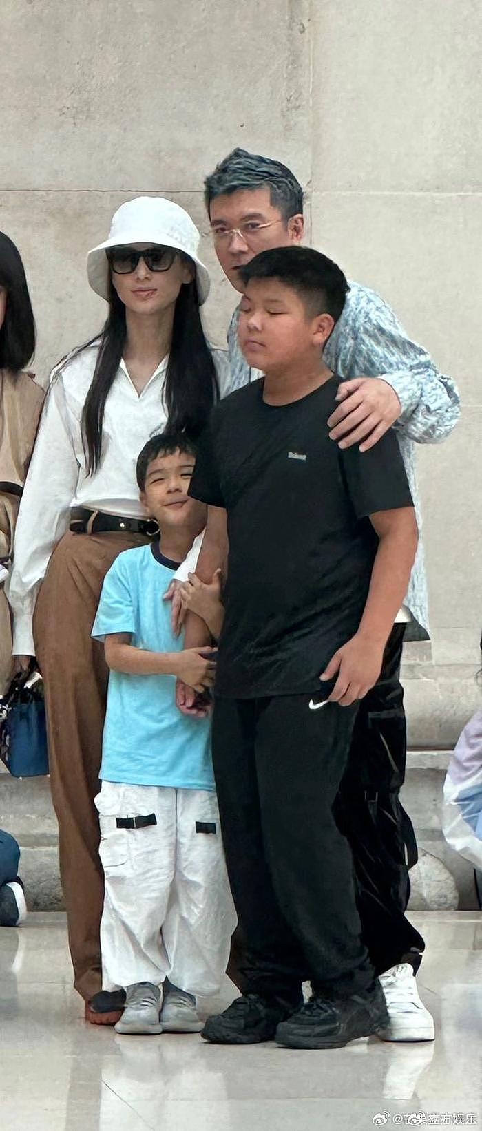 杨子黄圣依带两个儿子逛大英博物馆 安迪身高已到爸爸肩膀 - 2
