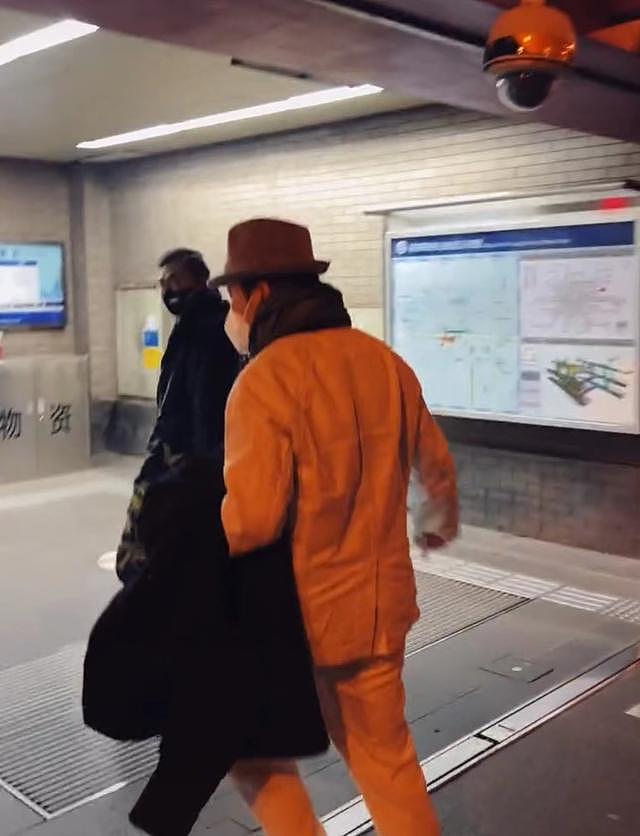 李玉刚现身北京挤地铁，脚步匆忙与路人抢座位，戴口罩遮挡无人识 - 2