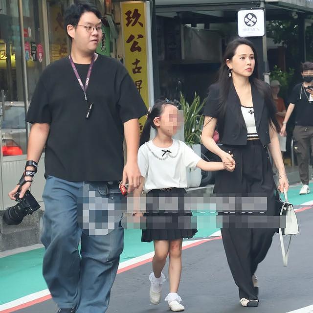 伊能静回娘家露小蛮腰，与男摄影带女儿出游，乘出租车吃简陋小店 - 9