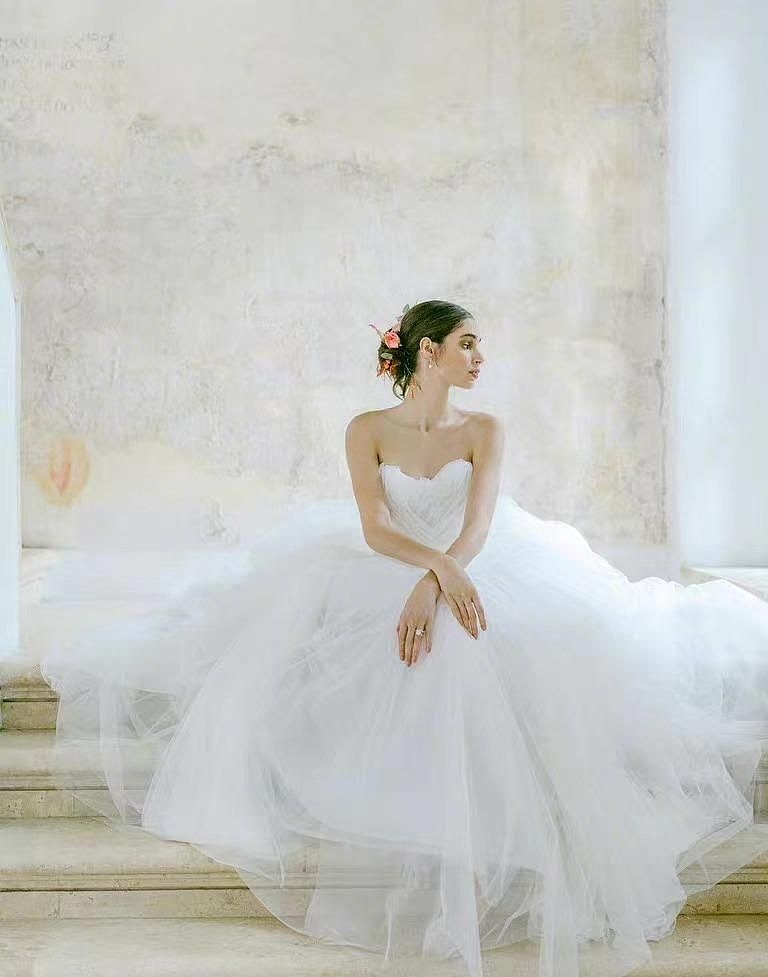 婚纱穿出鬼打墙的效果？就算同为纯色白纱，其实花样也可以很多！ - 1