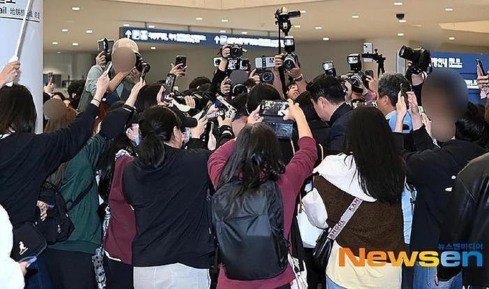 韩国知名女星，仅有两名保镖，机场人群拥挤，仍面带笑容问候粉丝 - 2