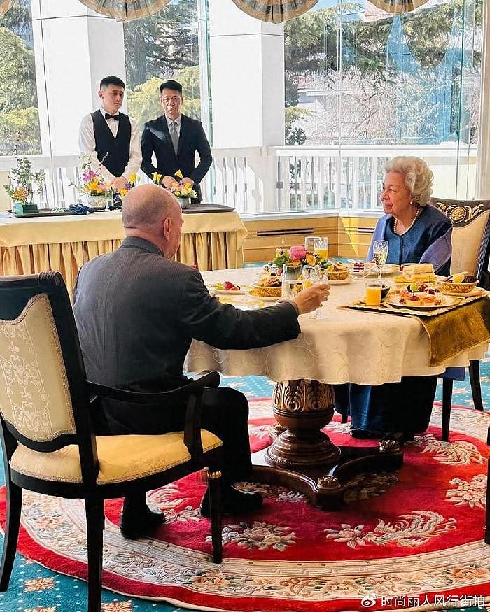87岁柬埔寨太后在北京过妇女节！国王亲自陪同吃饭，吃得很丰盛 - 1