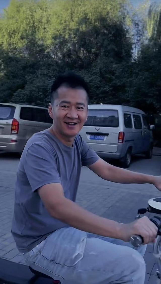 演员李嘉明街头骑电车，不戴头盔被质疑，曾自曝生活潦倒没钱赚 - 2