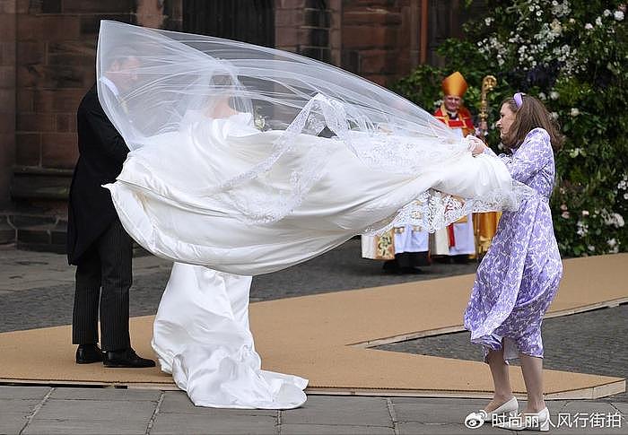 乔治王子教父大婚！公爵夫人穿露背婚纱好惊艳，皇冠和夏公主撞款 - 10