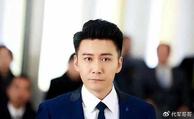 他是最干净的男演员，和妻子姐弟恋，恩爱20年，一家三口其乐融融 - 7