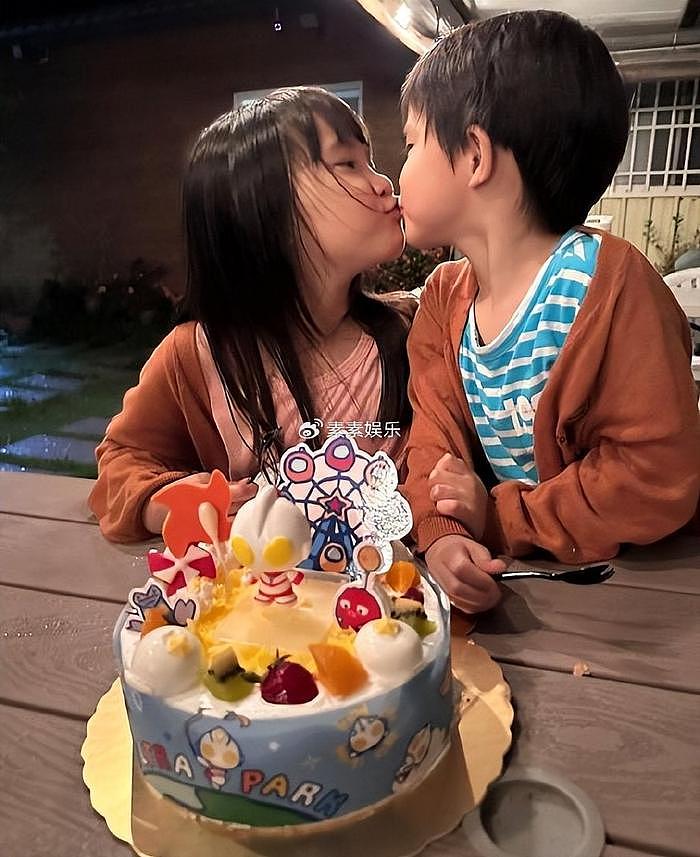 江宏杰给5岁儿子庆生，姐弟团聚吃蛋糕，姐姐搂着弟弟尽显兄妹情 - 3