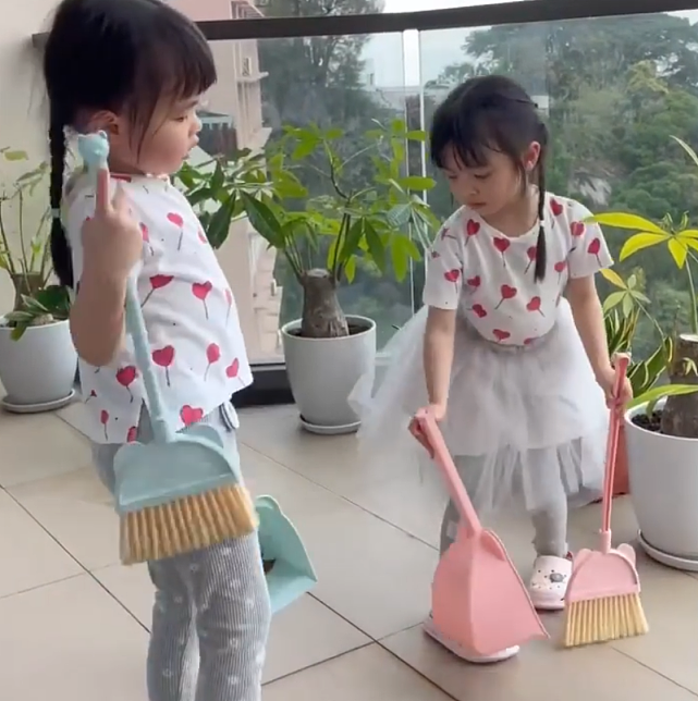 熊黛林让双胞胎女儿在家抗疫不无聊：打扫卫生和做手工！ - 4