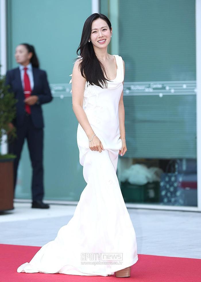 孙艺珍电影节红毯状态吸睛，网友：大方自然美，一袭白裙优雅至极 - 2