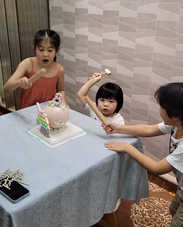 TVB男艺人黄祥兴一家出去吃饭为大女儿庆生 3个子女敲蛋糕很兴奋 - 10