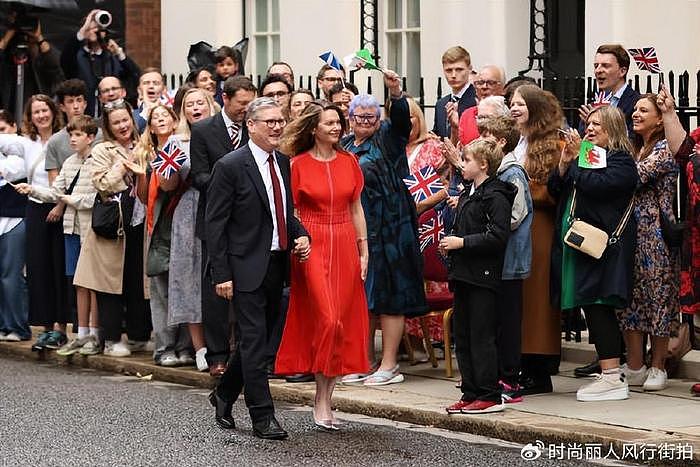 英国新首相夫人美出圈！穿红裙亮相成为唐宁街10号女主人，好惊艳 - 3