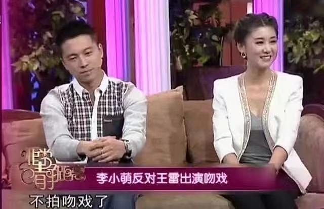 36岁李小萌怀二胎后现身，挺大肚孕味十足，接儿子放学画面温馨 - 12