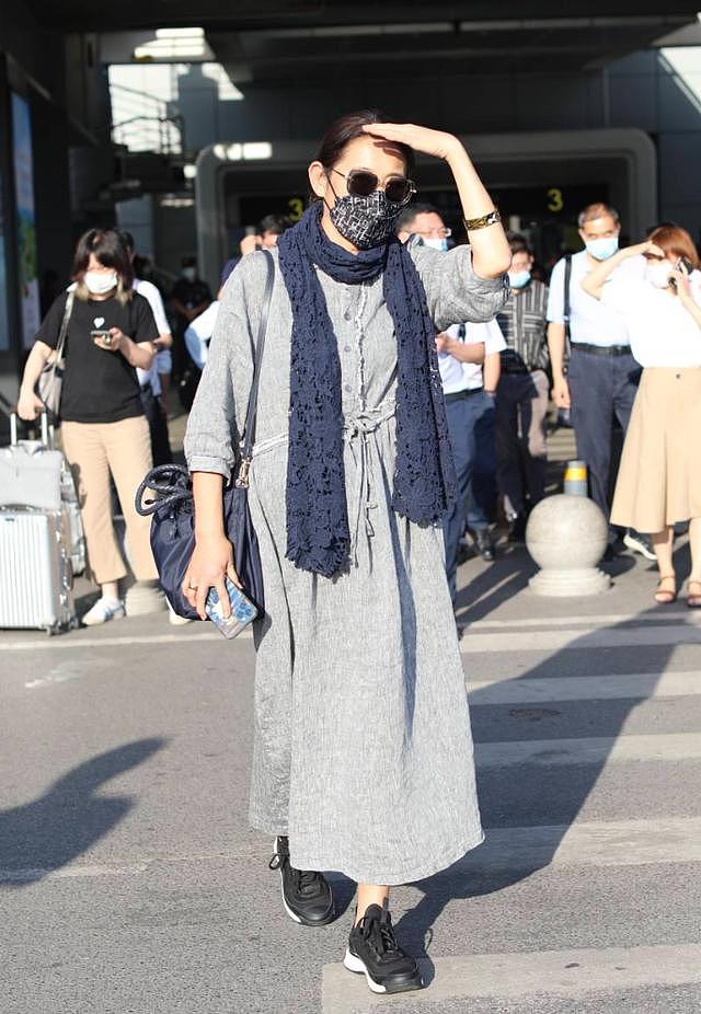 倪萍65岁瘦身变漂亮，穿娃娃裙走机场，穿出了中老年人的时尚美感 - 7