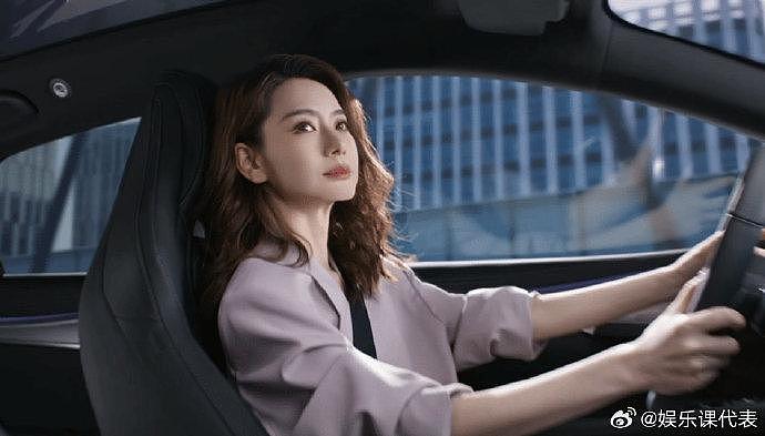 戚薇最新短片释出，她以一身休闲灰粉西装亮相，优雅地坐在驾驶座上… - 1