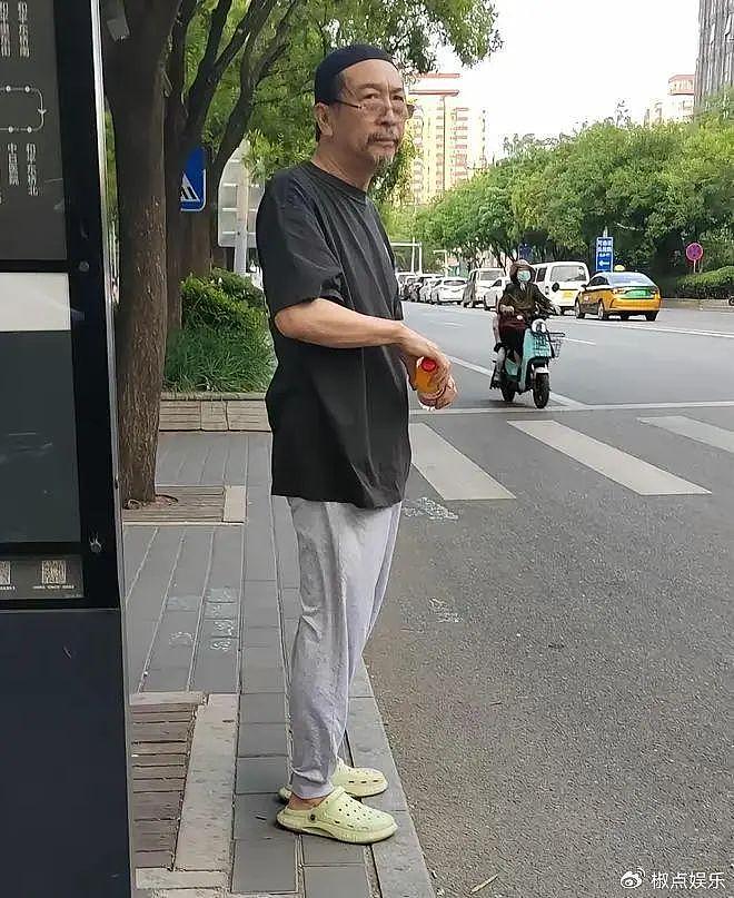 公交站邂逅陈晓旭68岁前夫！穿拖鞋胡子拉碴，老戏骨却毫无明星范 - 1