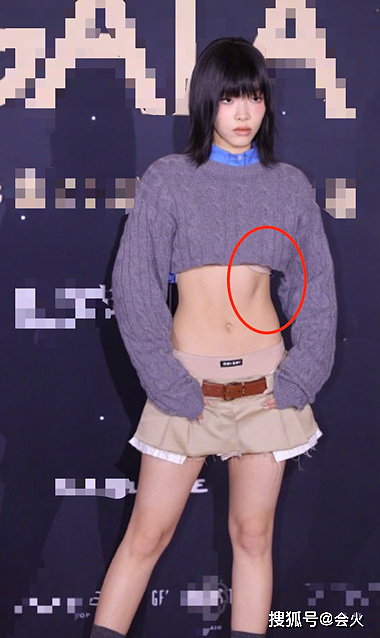 23岁女星刘柏辛红毯造型出意外！肉色内衣露一小半，腹部肌肉紧致 - 2