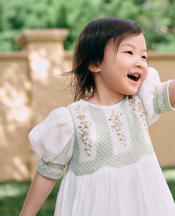 朱珠六一带女儿拍杂志，母女呈现招牌式梨涡笑，2岁王珠宝很可爱 - 11
