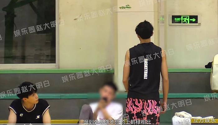 王鹤棣与范世錡打篮球 狂做引体向上高抬腿热身 - 4