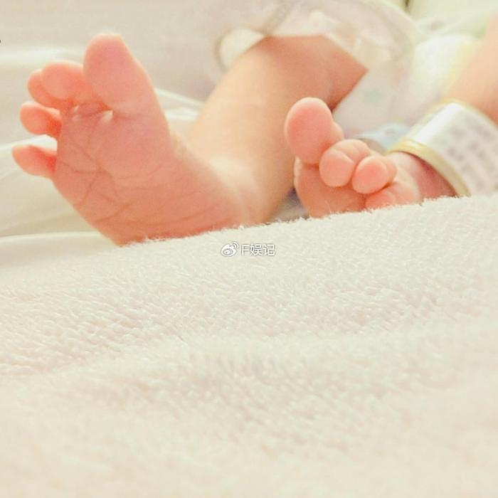 朱千雪官宣诞下宝贝儿子 开心分享儿子的小脚丫 - 2
