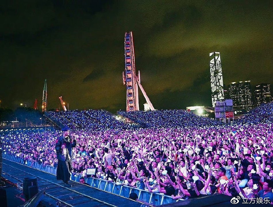 太火爆！周杰伦举行香港演唱会 众多歌迷围场外开派对 - 4