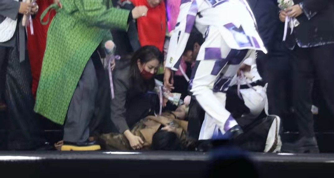 好Man！香港女歌手颁奖礼突然晕倒，获TVB视帝公主抱回后台休息 - 3