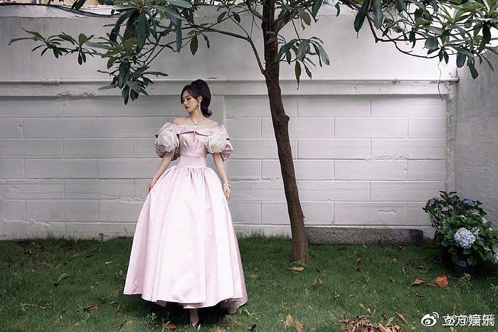 唐嫣粉色束腰裙造型复古优雅 白色大花朵点缀温柔甜美 - 6