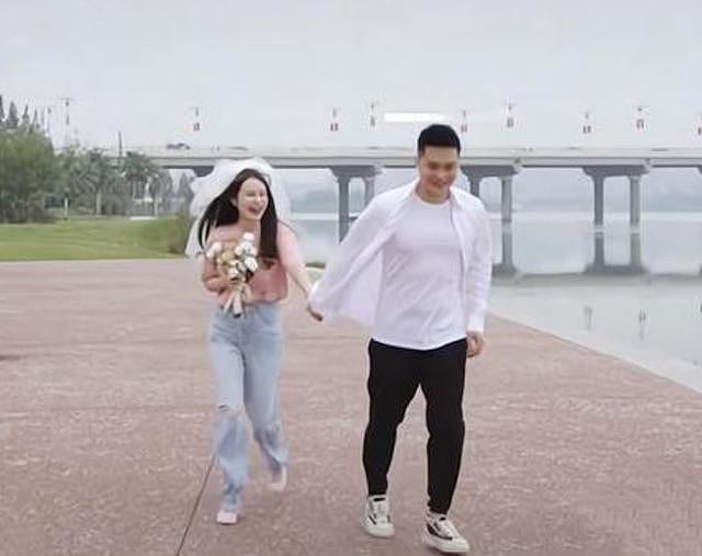 张大奕晒领证Vlog官宣结婚，与丈夫浪漫拥抱，男方疑似身家不菲 - 3