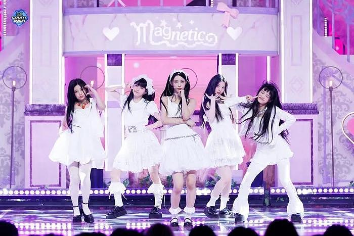 韩国女团成员，舞台上穿灯笼短裤，有韩网友称，这样穿不合时宜 - 6