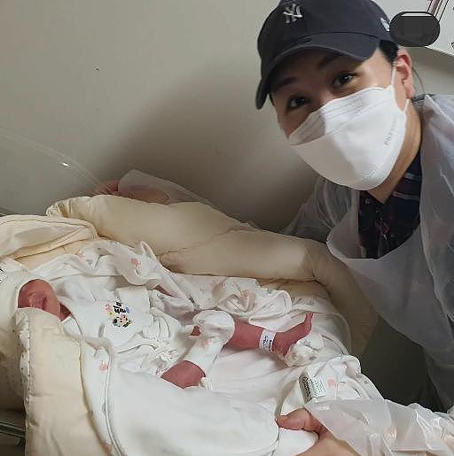 韩国女星黄信英诞下三胞胎，晒孩子照片报喜，曾求子多年历经艰辛 - 8