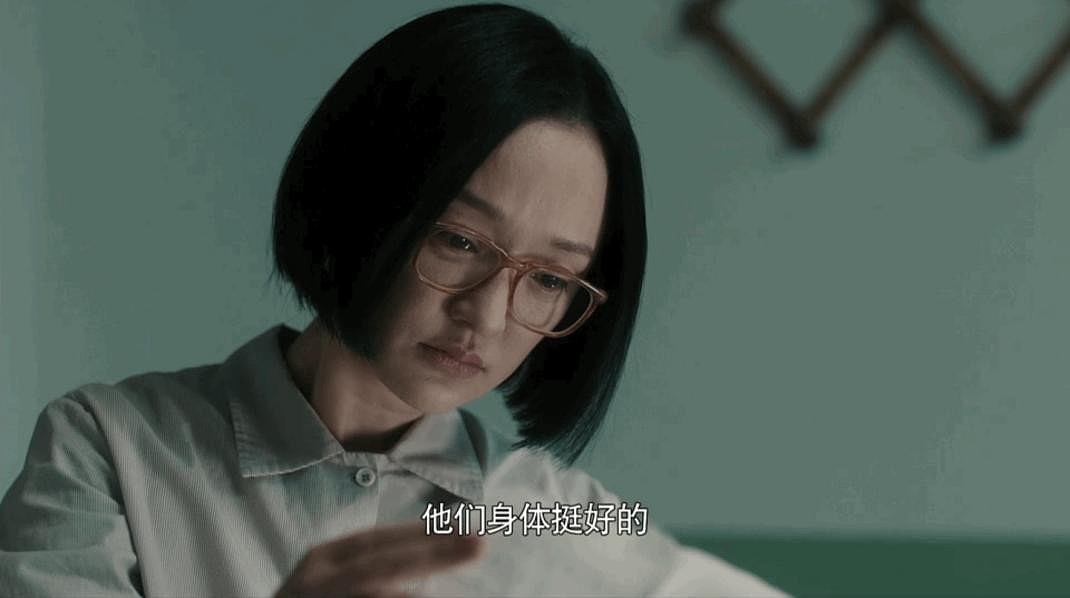 47岁周迅演屠呦呦太传神！剪短发戴眼镜和她神似，网友：演技真好 - 2