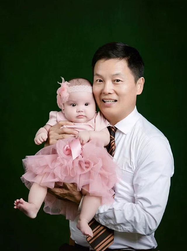 65岁周卫星和洋老婆同框，称找不起中国妻否认拿绿卡，三胎刚半岁 - 12
