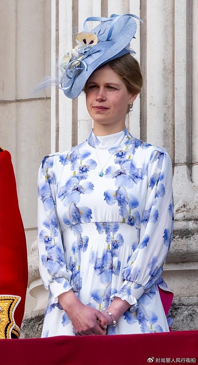 英女王20岁小孙女在庆典成时尚黑马！穿蓝色印花裙好美，不输小夏 - 8