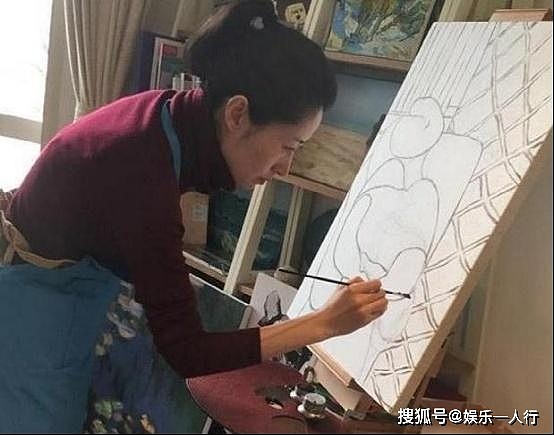 刘敏涛秀出自家豪宅，家里家具都是中式的，平时在家喜欢作画 - 3
