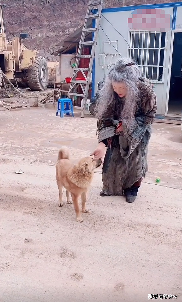 68岁刘晓庆野外拍戏，穿破烂戏服头发凌乱，蹲地上喂狗吃牛肉干 - 1