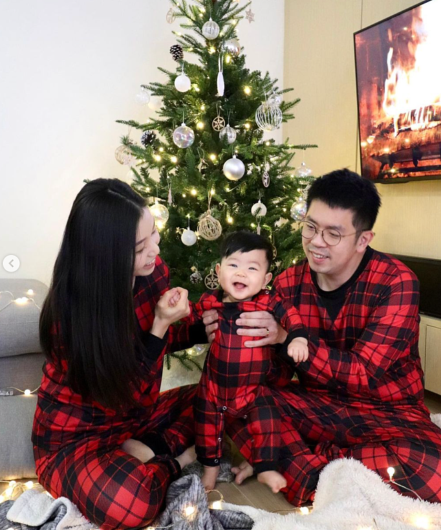 薛家燕抱穿圣诞装扮的孙子开心合影 儿子晒穿亲子装的温馨全家福 - 5