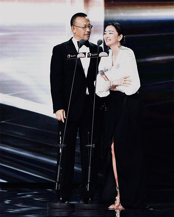时隔34年，巩俐和姜文同台颁奖动情拥抱，引发众影迷“回忆杀” - 1
