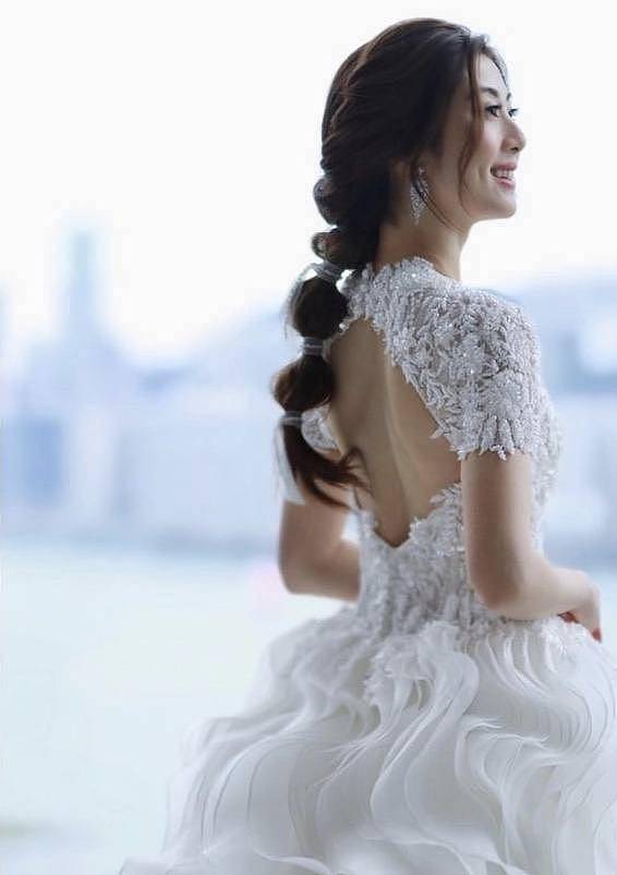 恭喜！33岁TVB人气女星风光出嫁，戴6对黄金龙凤镯尽显富贵 - 2