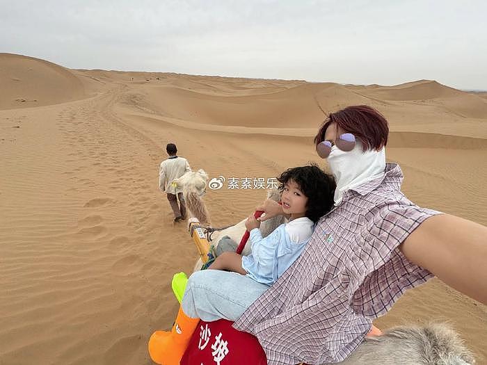 蔡少芬一家人宁夏旅游，儿子爆炸头特可爱，母子坐在骆驼上拍照 - 3