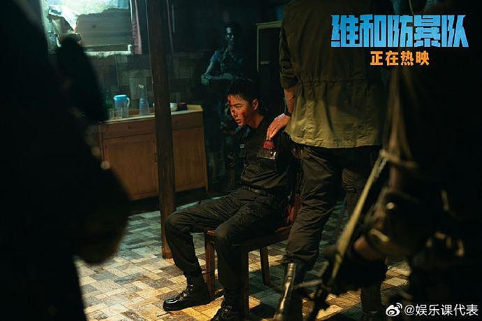 《维和防暴队》黄景瑜雨夜营救王一博的戏，需要和外籍演员近身缠斗 - 9